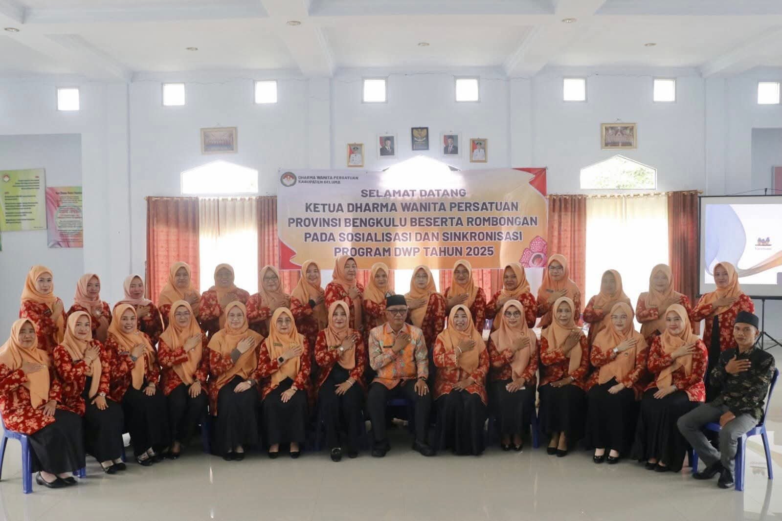 Pj Sekda Deddy Ramdhani Buka Sosialisasi dan Sinkronisasi Program DWP Seluma 2025, Dorong Peran Istri ASN Lebih Aktif