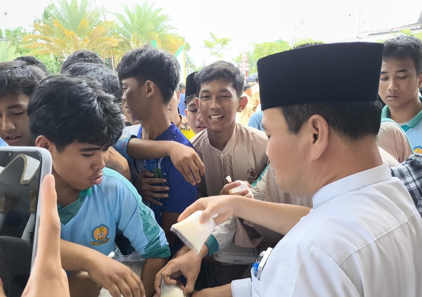 Anak Sekolah Pulang Shalat Jumat Bawa Beras, Program “Bantu Rakyat” Helmi Hasan Disambut Antusias
