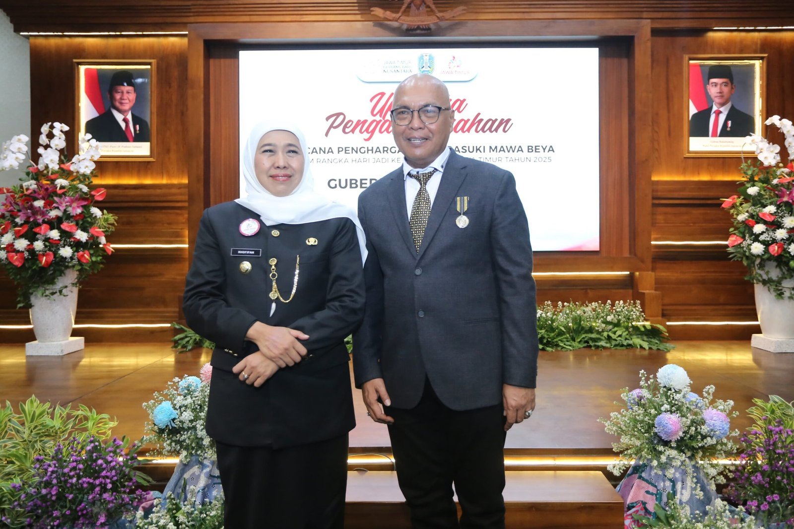 Ketua Umum PWI Pusat Akhmad Munir Terima Lencana Kehormatan “Jer Basuki Mawa Beya” dari Gubernur Jatim