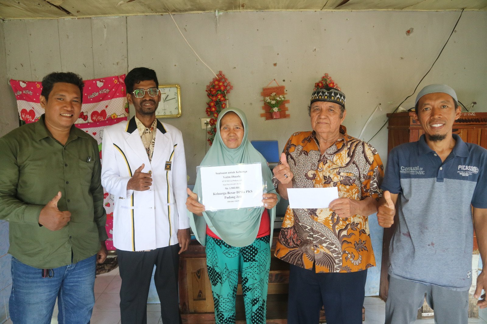 Warga Dhuafa Terima Santunan dari DPRa PKS Padang Jati