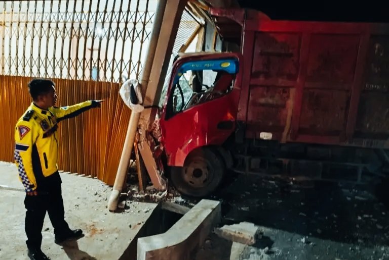 Truk Lepas Gandengan Hantam Garasi Warga di Curup Tengah, Kerugian Capai Puluhan Juta
