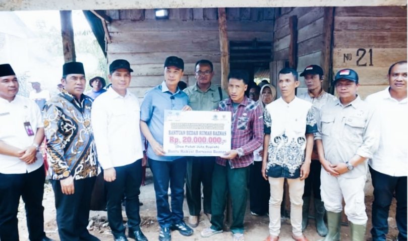 Bupati Fikri dan Wabup Hendri Salurkan Bantuan Bedah Rumah di Rejang Lebong