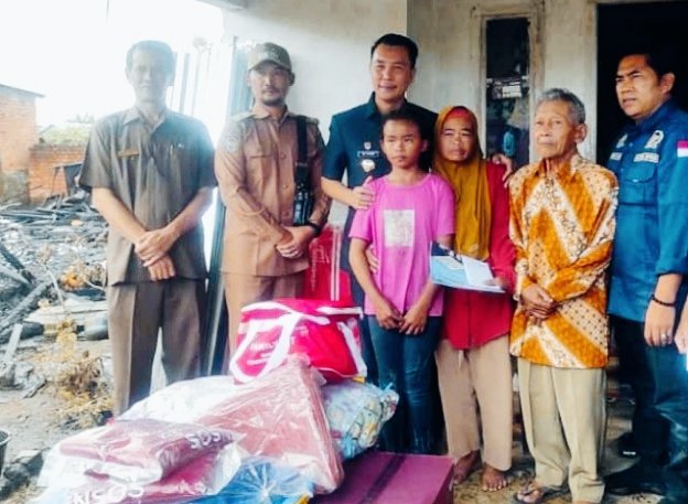 Gerak Cepat Bupati Fikri Tinjau Rumah Warga Terbakar, Tegaskan Gotong Royong Bangun Kembali